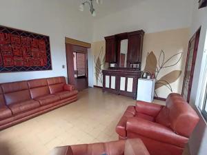 a living room with a couch and a piano at La Casona de Aime, Habitaciones privadas con Desayuno in Punta del Este