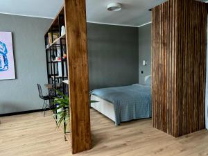 Grey studio in Maarduにあるベッド