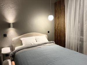 Grey studio in Maarduにあるベッド