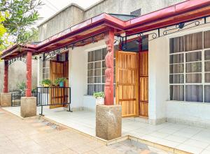 uma entrada para um edifício com portas de madeira em VIJIJI HOTEL & CONFERENCE em Eldoret