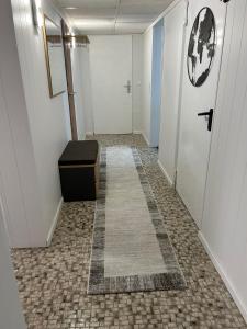 einen Flur eines Büros mit Tür und Fliesenboden in der Unterkunft Kleine Elbequelle 2 in Wolfhagen
