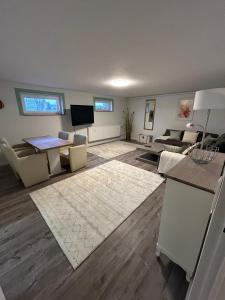 ein Wohnzimmer mit einem Sofa und einem Tisch in der Unterkunft Kleine Elbequelle 2 in Wolfhagen
