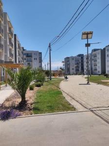 un parque con una palmera y algunos edificios en Apartamento en La Serena, Puertas del mar, en La Serena