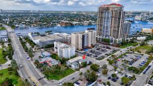 フォート・ローダーデールにあるStudio Right off Las Olas - Steps to FTL Beach 2Bの川と建物のある街の空中風景