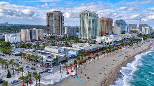 フォート・ローダーデールにあるStudio Right off Las Olas - Steps to FTL Beach 2Bの海と建物のある海辺の空中景色 +50枚の写真
