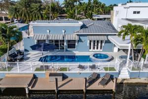 フォート・ローダーデールにある3BR Waterfront Villa with Heated Pool and Spaのプール付きの家の航空写真