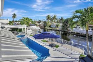 フォート・ローダーデールにある3BR Waterfront Villa with Heated Pool and Spaの川沿いのスイミングプール付きの家
