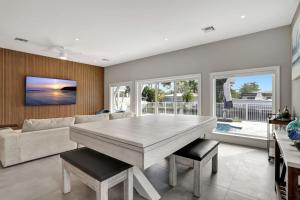 フォート・ローダーデールにある3BR Waterfront Villa with Heated Pool and Spaのリビングルーム(大きなテーブル、ソファ付)
