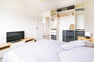 Telewizja i/lub zestaw kina domowego w obiekcie Appartement T2 neuf - Grande Terrasse de 25m2