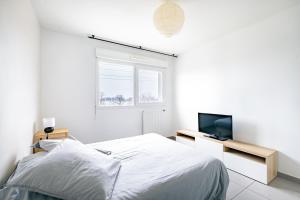 Telewizja i/lub zestaw kina domowego w obiekcie Appartement T2 neuf - Grande Terrasse de 25m2