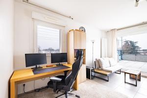 un bureau avec un bureau, un ordinateur et une chaise dans l'établissement Appartement T2 neuf - Grande Terrasse de 25m2, à Saint-Priest
