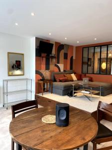 a living room with a table with a speaker on it at Le nuage des balmes in Caluire-et-Cuire