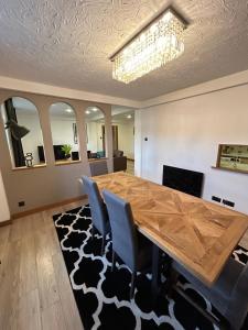 a dining room with a wooden table and chairs at Spacious 3 bedroom apartment close to marina, 2 parking spaces, kingsize or single beds in Southampton
