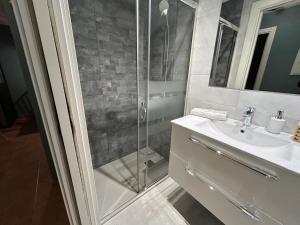 Kúpeľňa v ubytovaní Apartament amb vista al mar reformat, al Golfet + 18 fotografií