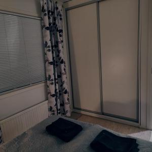 - une chambre avec une porte coulissante et une fenêtre dans l'établissement Villa Niva, à Rovaniemi
