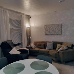 een woonkamer met een bank en een tafel bij Villa Niva in Rovaniemi