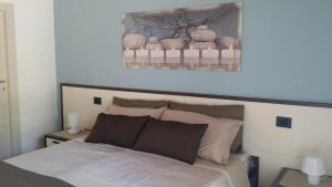 um quarto com uma cama com uma fotografia por cima em Bed and Breakfast Sanmichele em Druogno