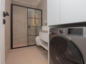 uma máquina de lavar roupa na casa de banho com WC em Asfiya Loft Apartments em Kas