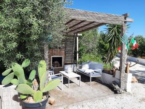 patio con sillas y chimenea en Casa Trullo Bianco: Casa Limone, en Ceglie Messapica
