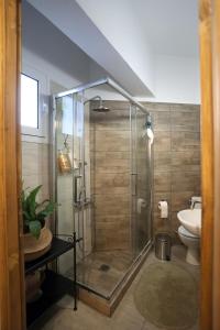 een badkamer met een douche, een wastafel en een toilet bij Στυλ & άνεση στο κέντρο La Maison 12 Ανακαινισμένο διαμέρισμα in Larisa