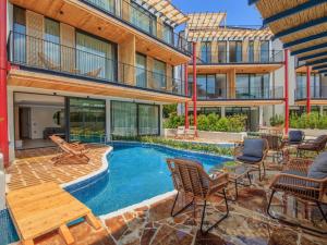Bazén v ubytování Asfiya Loft Apartments nebo v jeho okolí