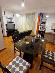 ein Esszimmer und ein Wohnzimmer mit einem Tisch und Stühlen in der Unterkunft Apartment Centric Inti 2 in Cusco