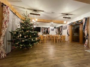 uma árvore de Natal no meio de uma sala de estar em Tarasówka u Zająca em Ząb