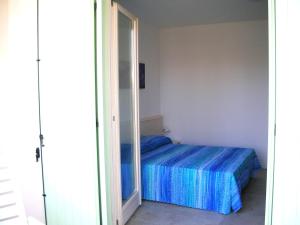 - une chambre avec un lit et un miroir dans l'établissement Residence Le Palme, à Lido di Jesolo