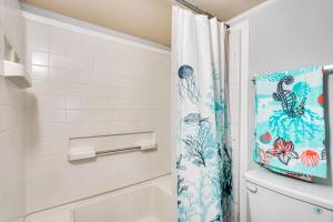 Un baño con bañera y cortina de ducha. en Lakefront Panama City Studio with Hot Tub Access, en Panama City 17 fotos más