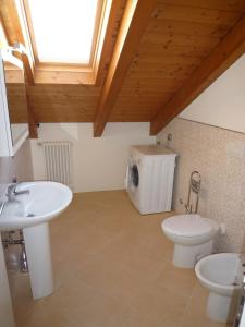 La salle de bains est pourvue de 2 lavabos et d'un lave-linge. dans l'établissement Residence Le Palme, à Lido di Jesolo