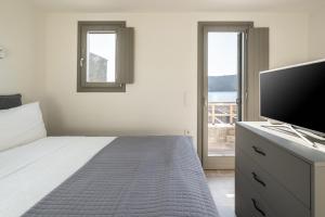 Cama ou camas em um quarto em Ammoa Beach Residences