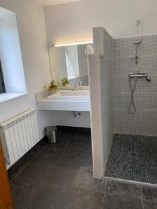 Koupelna v ubytování LA QUINTA DE TUNTE + 16 fotografií