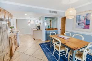 Köök või kööginurk majutusasutuses Gorgeous Oceanfront 2 Bedroom Villa