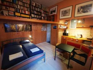 ブダペストにあるHigh Sky Apartmentのベッドルーム1室(ベッド1台、デスク、テーブル付)