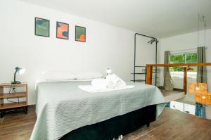 Łóżko lub łóżka w pokoju w obiekcie Loft da Lagoinha a 600 metros da Praia YJ9666