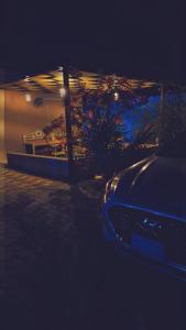 ein Auto, das nachts vor einem Gebäude parkt in der Unterkunft شاليه مجهز بالكامل مسبح وملعب و حديقه هادئه بضباء in Ḑubā