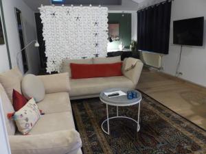 - un salon avec un canapé et une table dans l'établissement Prinz Ole, à Haan