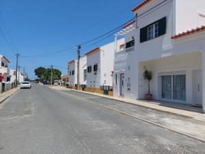 ヴィラ・ノヴァ・デ・ミルフォンテスにあるLagoa azul guest houseの車を乗せた町の空き道