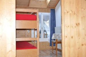a room with a bunk bed in a room at Chalet Huber 6-Bettwohnung in Meiringen
