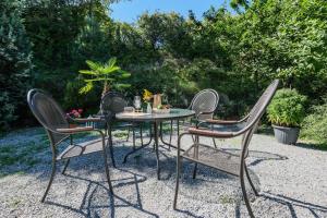 a table and four chairs sitting on a patio at "Harzträume No3" mit Parkplatz - 2 SZ - Smart TV - Sitzplatz im Freien in Wernigerode