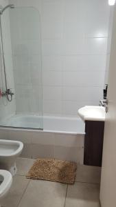 a bathroom with a tub and a toilet and a sink at VGC hospedaje tranquilo a 5 min del aeropuerto pet friendly in Ezeiza +7 photos