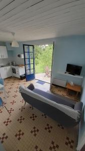 een kamer met een bank in het midden van een kamer bij Tour Rouge Gites in Virazeil