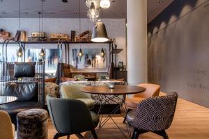 a dining room with a table and chairs at Motel One Nürnberg-City in Nuremberg