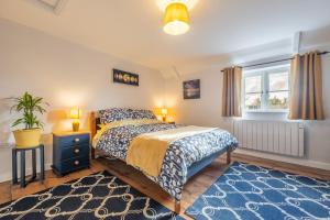 a bedroom with a bed and a window at Wishing Well Cottage in North Creake