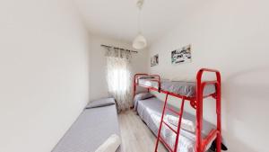 Dormitorio pequeño con litera y escalera en Große Wohnung in Balestrate mit Grill, Terrasse und Garten, en Balestrate