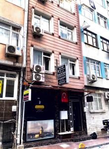 een gebouw in een stadsstraat met een winkel bij sultan studio pansiyon in Istanbul