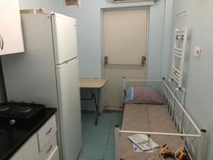 een kleine keuken met een koelkast en een tafel bij sultan studio pansiyon in Istanbul