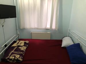 Un pat sau paturi într-o cameră la sultan studio pansiyon