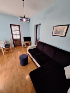 un soggiorno con divano e tavolo di Apartmani Vuković Punat a Punat