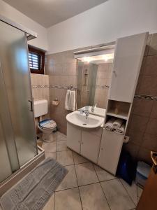 Ένα μπάνιο στο Apartmani Vuković Punat +24 φωτογραφίες